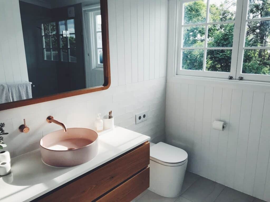Photo Elegant bathroom accessories neatly arranged on a marble countertop