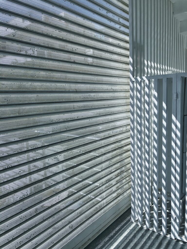Photo Sleek metal door frames leaning against a construction site wall