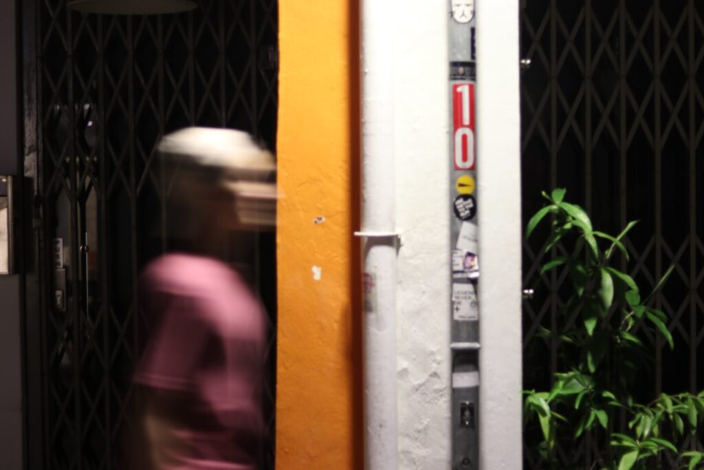 Photo A worker installing a solid core primed door in an apartment