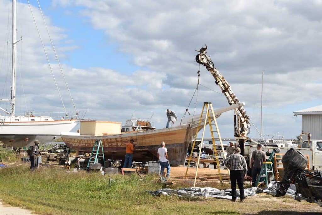 Photo A construction team unloading materials under a clear sky